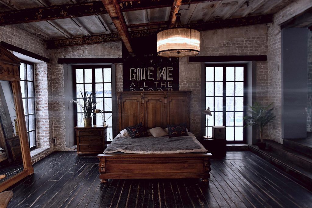 Sypialnia z drewnianym łóżkiem