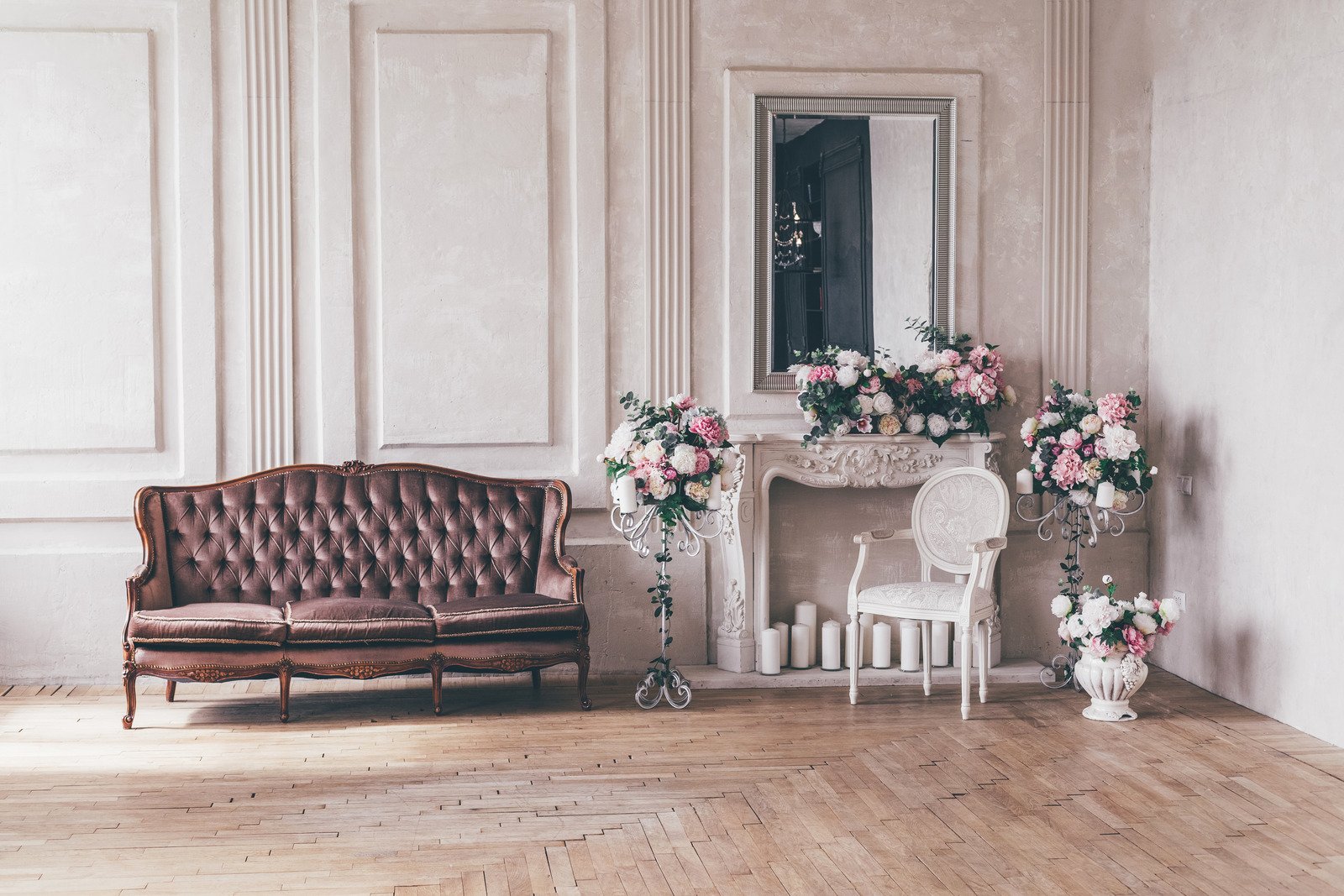 sofa i wazon z kwiatami