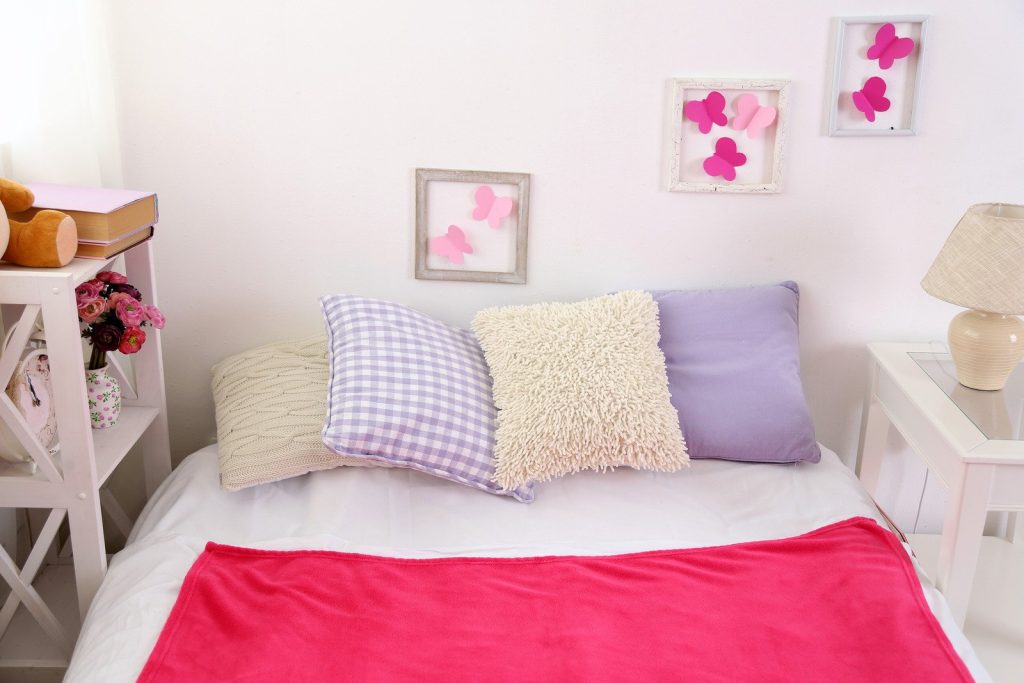 Sypialnia dziewczęca z różowym akcentem.