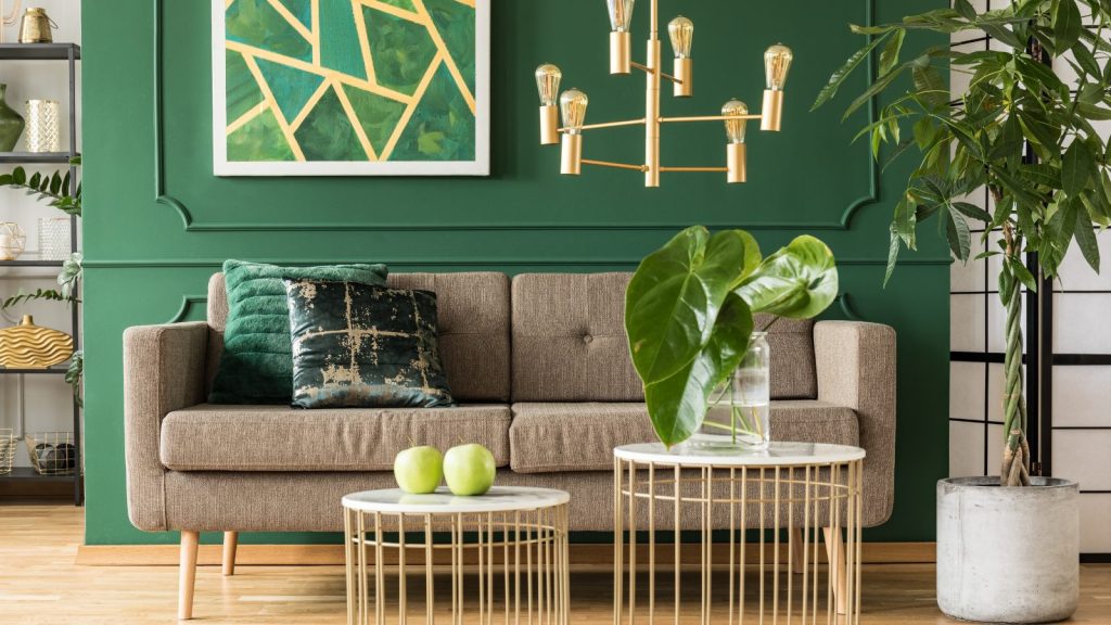 szara sofa na tle zielonej ściany
