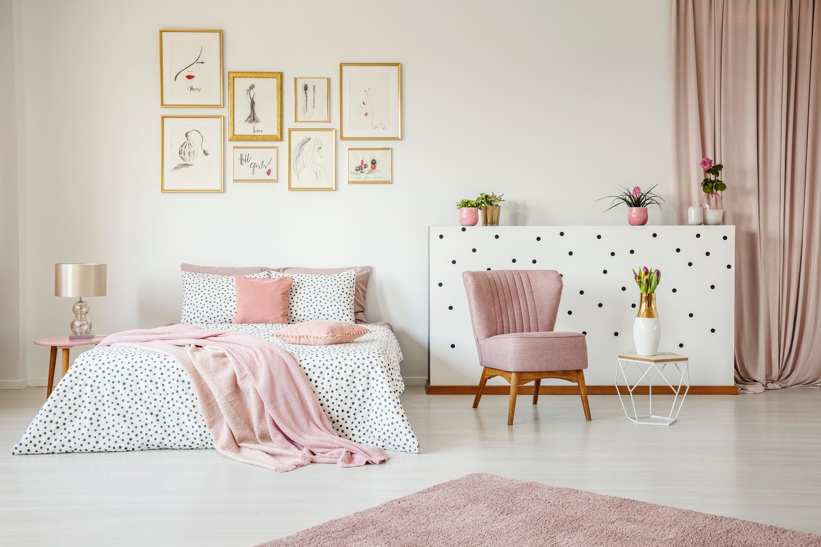 obrazy, łóżko, różowe poduszki