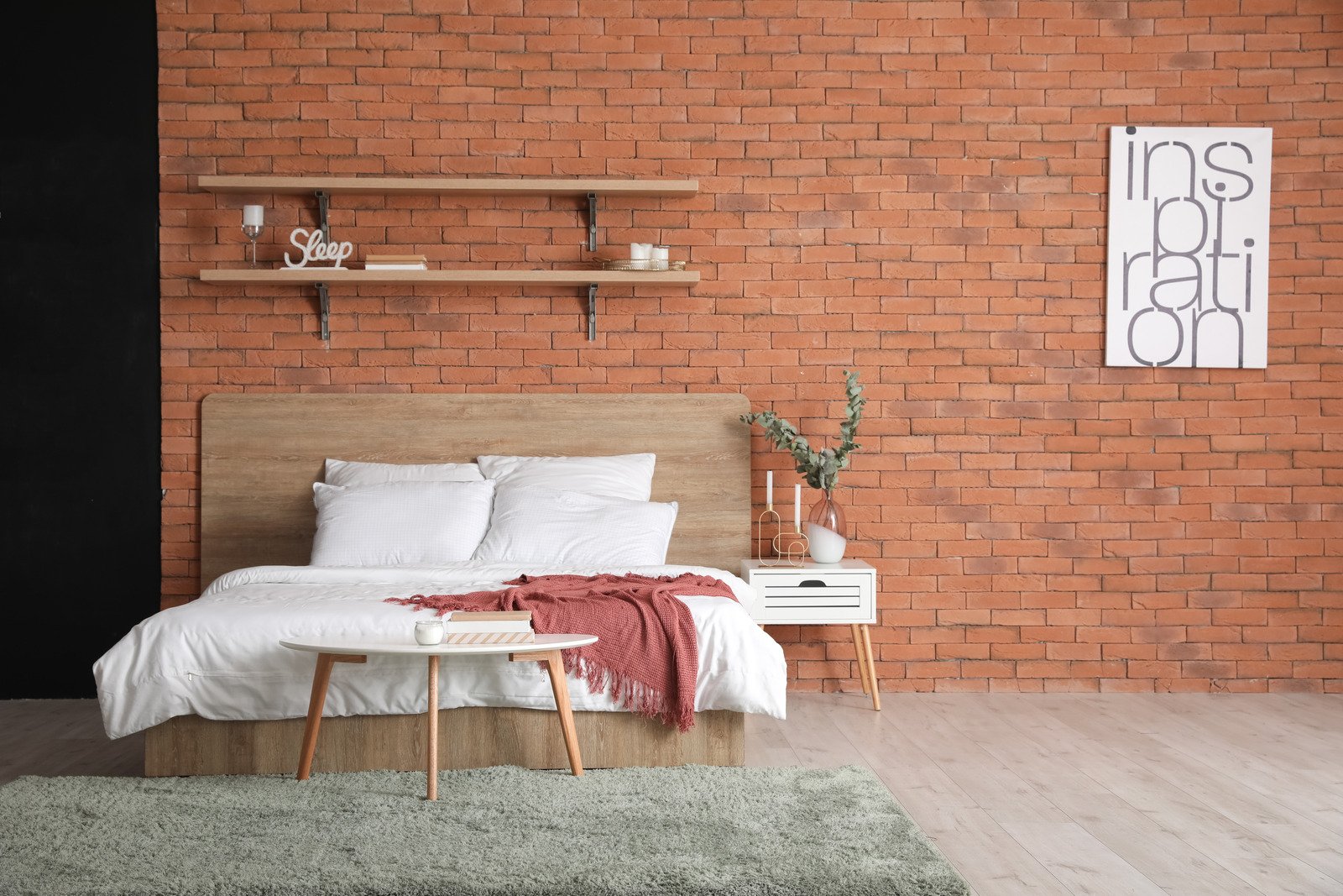 ściana z czerwonej cegły, łóżko