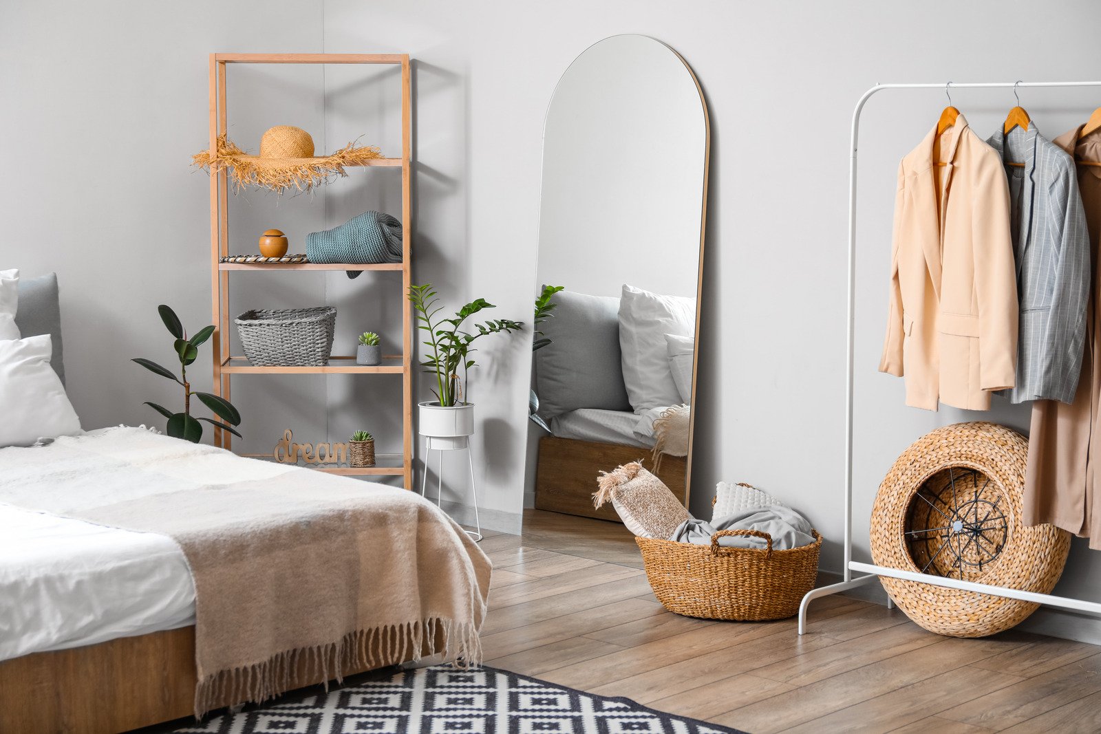 łóżko, lustro, drewniane półki