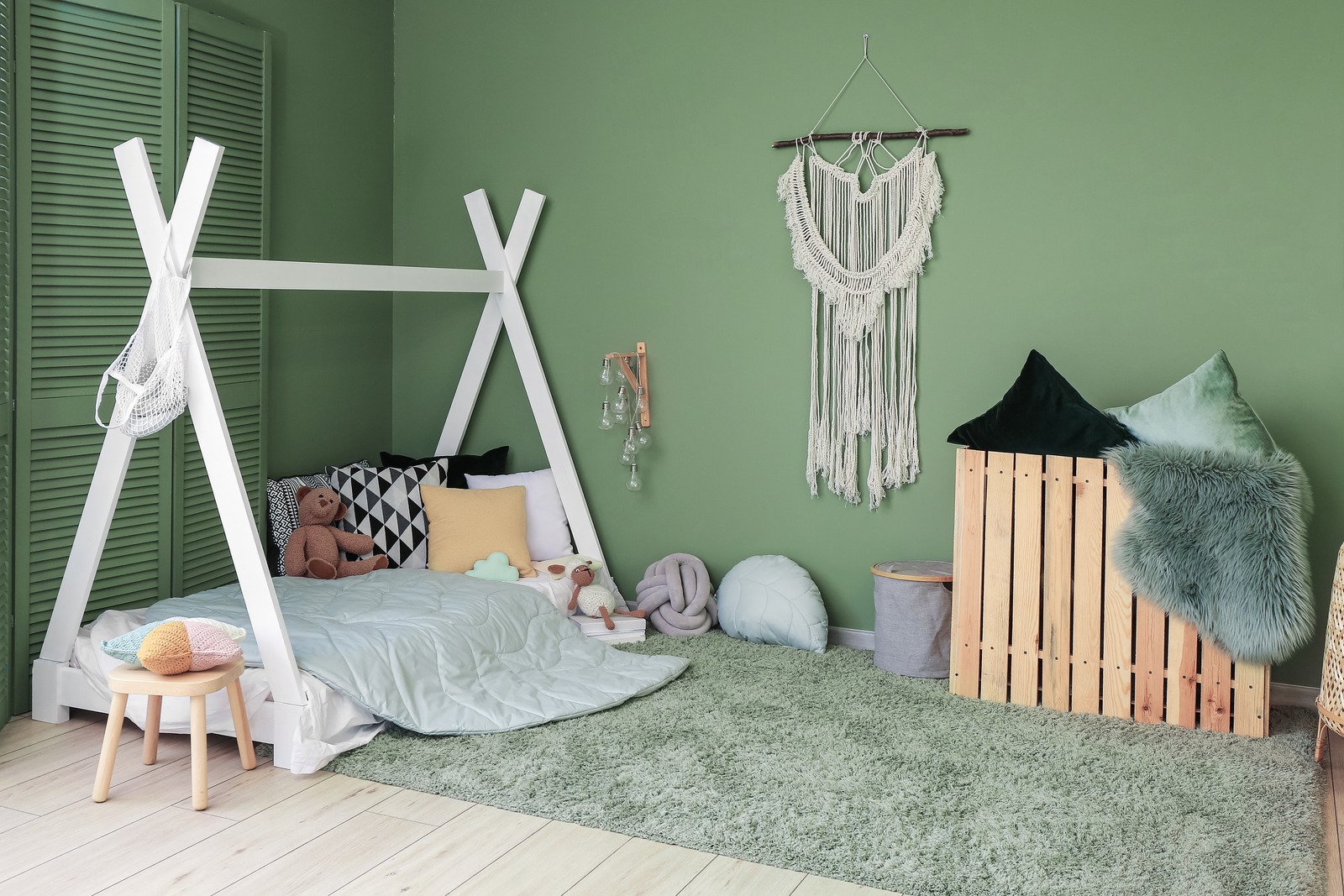  łóżko, makrama, zielony dywan
