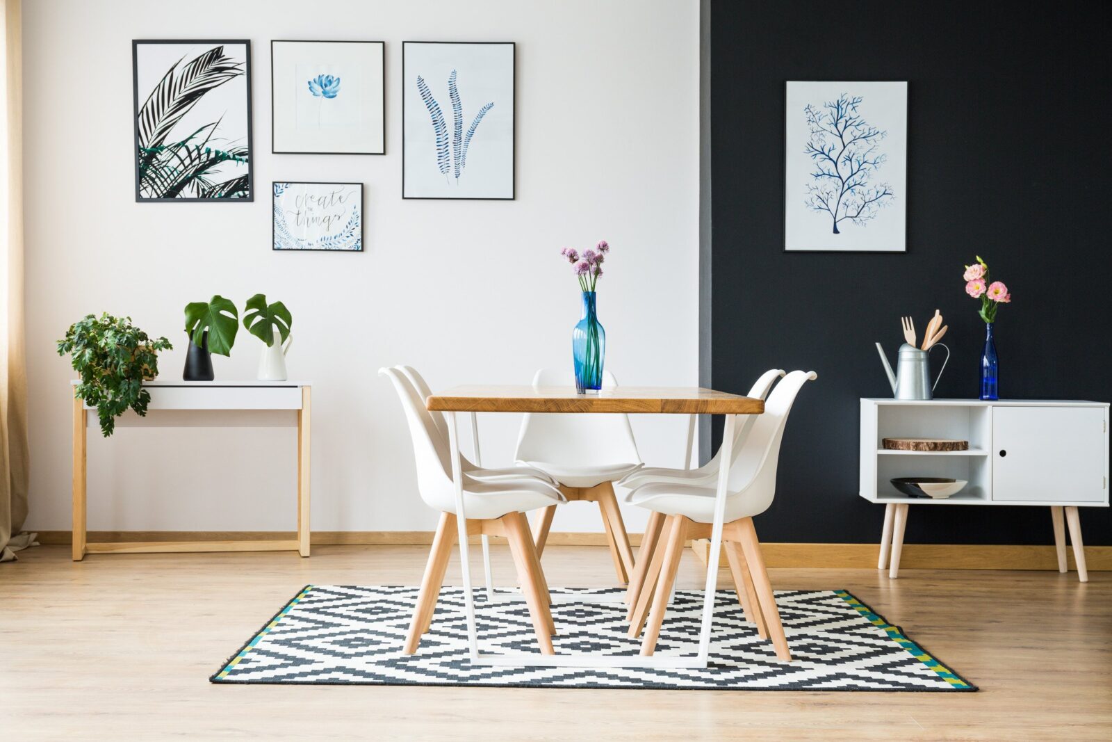 drewniana podłoga, wzorzysty dywan, stół z krzesłami