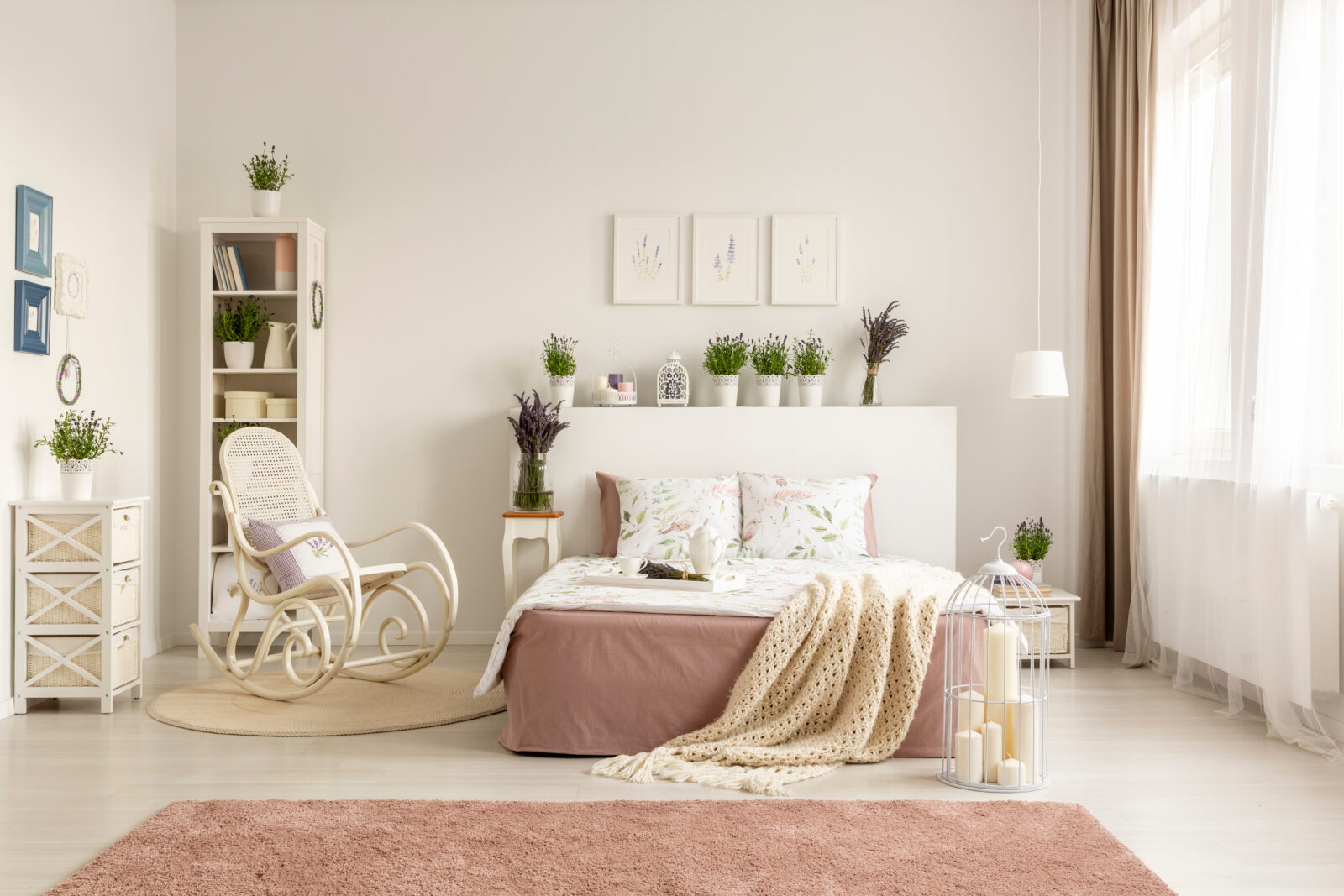 półka, fotel bujany, łóżko z rożową narzutą, obrazy