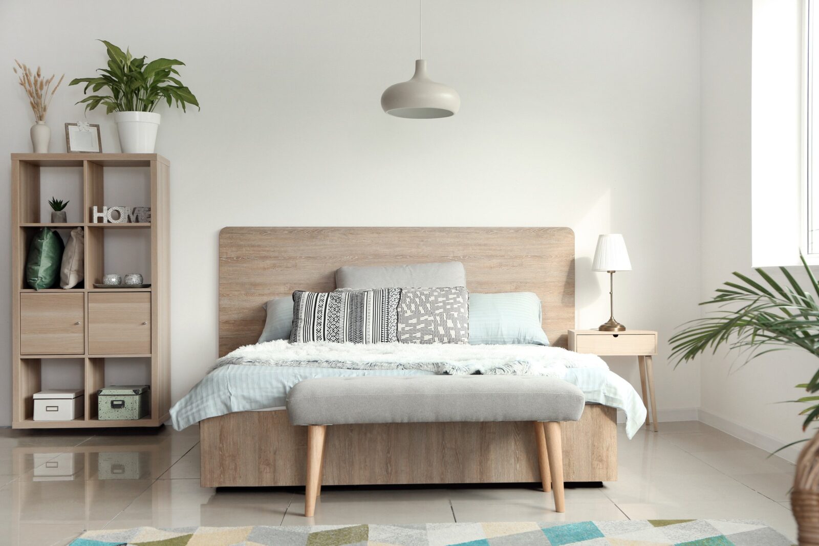 szafka, roślina, drewniane łóżko, tapicerowana ławka