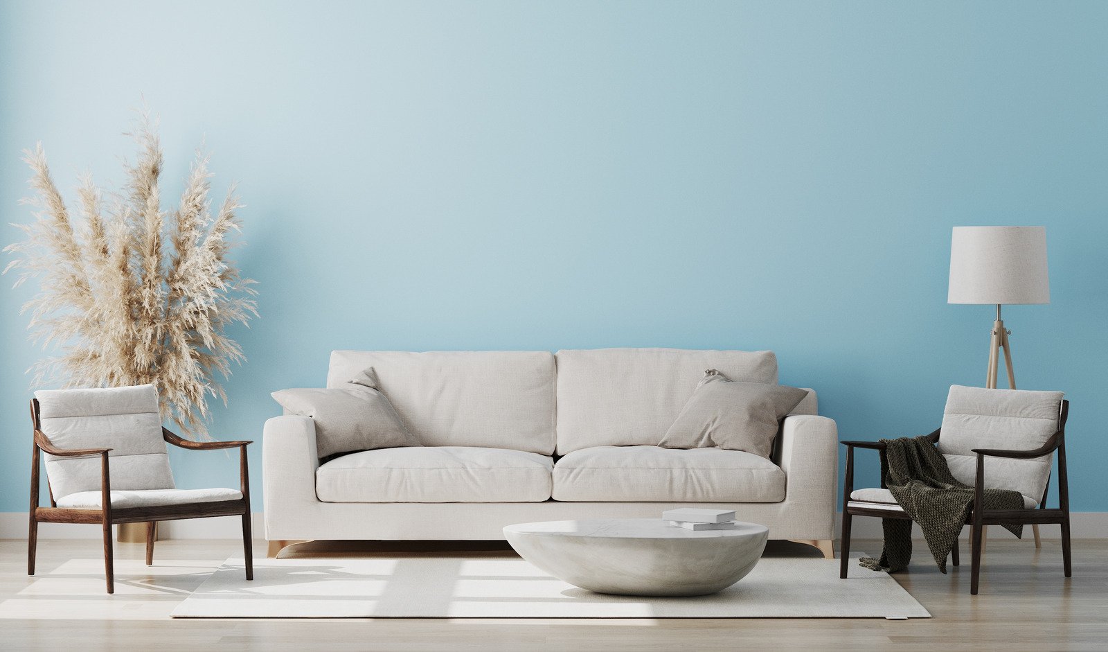biała kanapa, błękitna ściana
