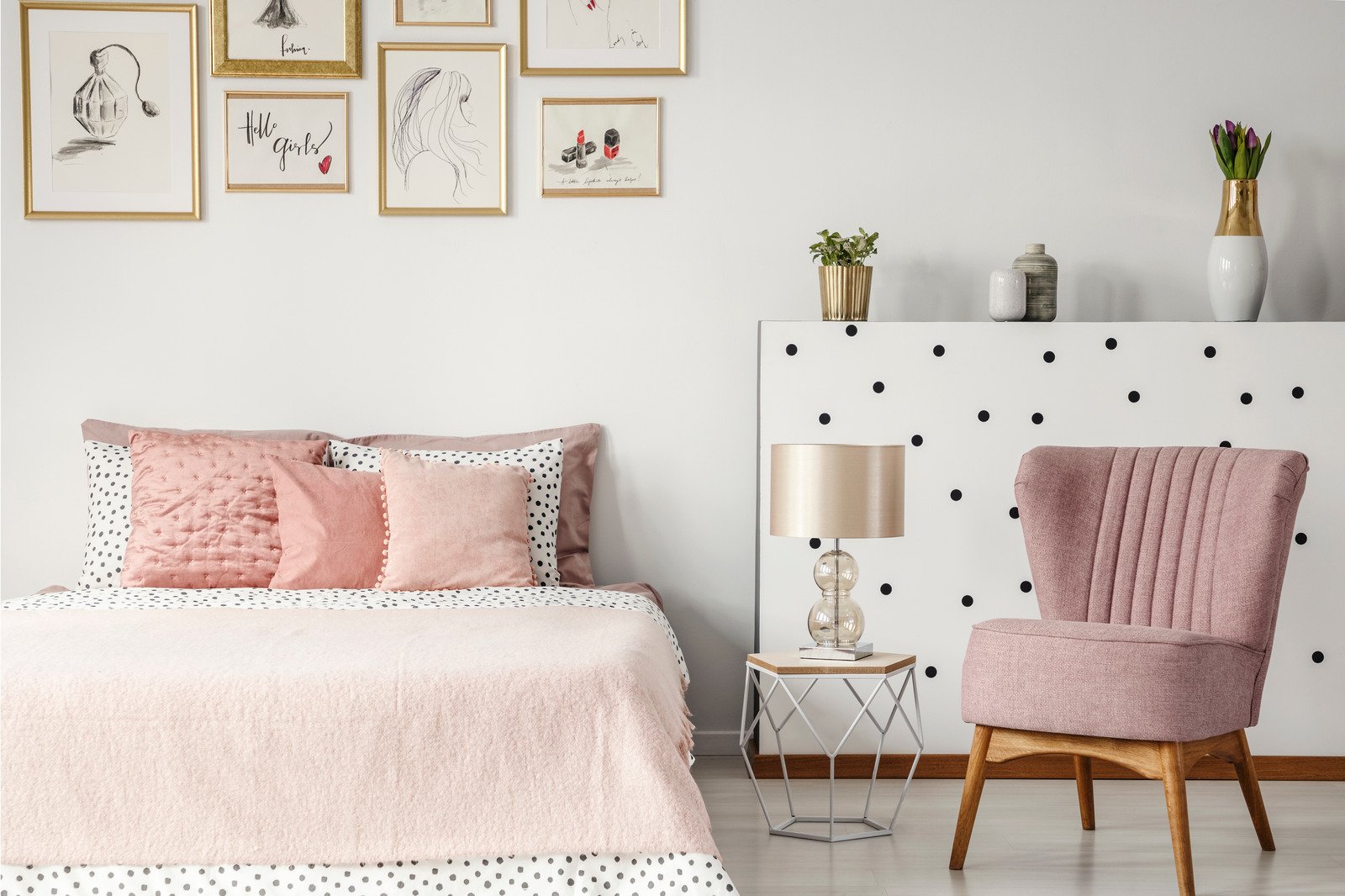 różowy kocyk, różowe poduszki