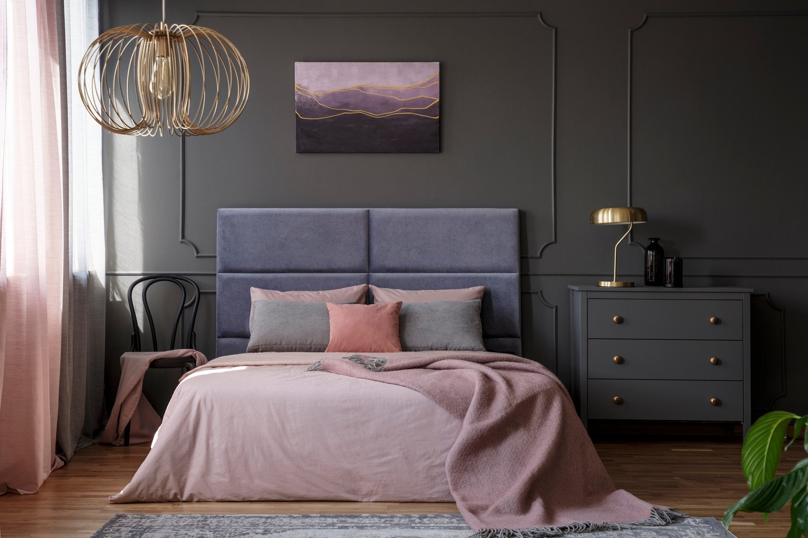 lawendowe łóżko, różowe poduszki