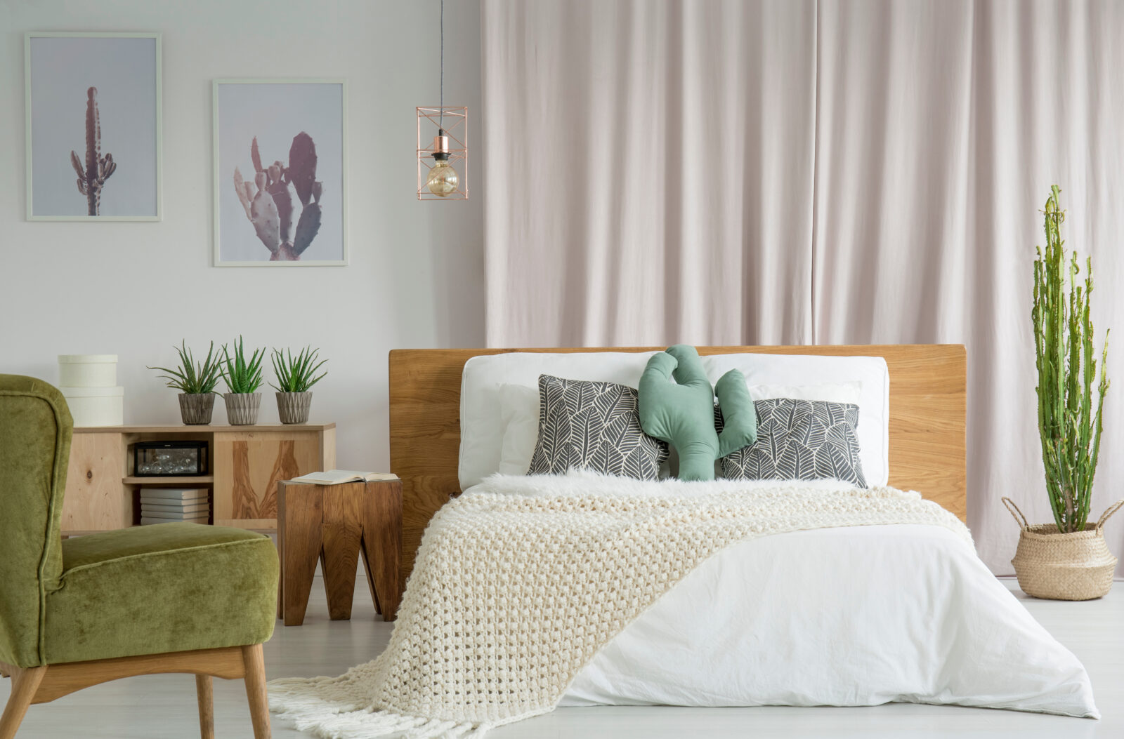 drewniane łóżko, obrazy, kwiaty