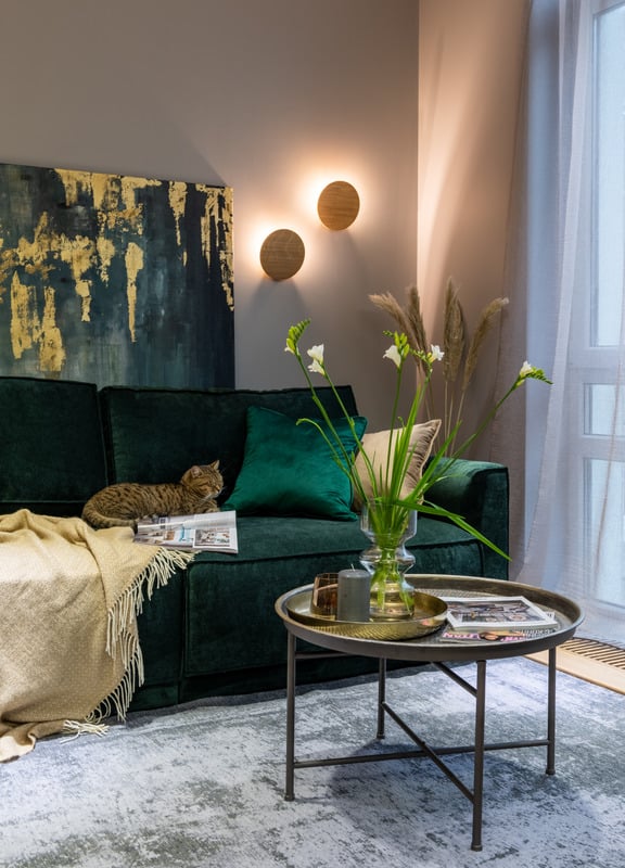 rośliny, welurowe materiały, okrągły stolik